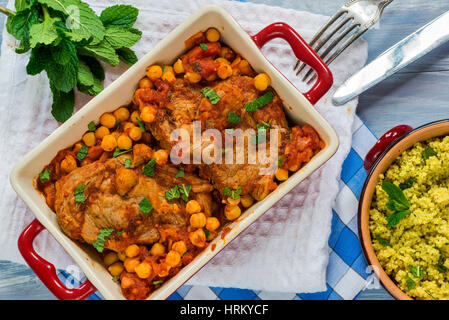 Harissa Lammkoteletts mit Kichererbsen und gebackenen Couscous - Draufsicht Stockfoto