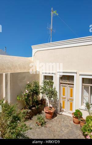 Luxus-Decks, Renten und Terrassen von Oia, Santorini, Griechenland Stockfoto