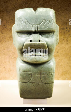 Steinmaske mit spaltartigen Gesichtsmarkierungen Olmec 1200-400 BC wiederverwendet Von Maya AD 100-900 Stockfoto