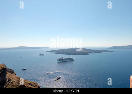 Santorini - die Inseln Nea Kameni und Palea Kameni und dem südlichen Teil der Insel im Hintergrund. Stockfoto