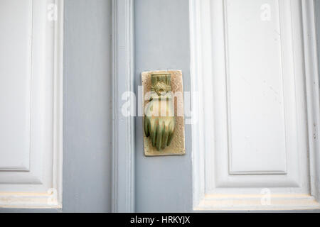 Alten Türgriff in einem typischen auf der griechischen Insel Santorin blau lackiert Stockfoto