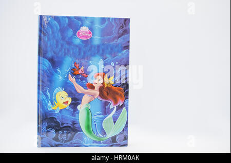 Hai, Ukraine - 28. Februar 2017: Animierte Disney Filme Cartoon Produktion Buch The Little Mermaid auf weißem Hintergrund. Stockfoto