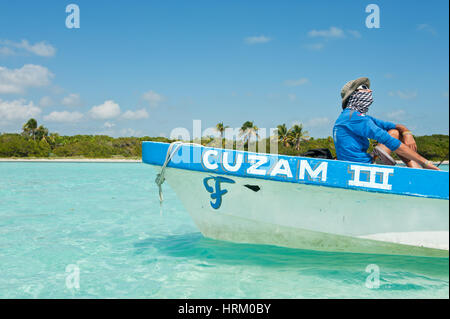 Auf einem Boot in das kristallklare Wasser von Sian Kaan, Mexiko Reiseführer entspannend. Stockfoto