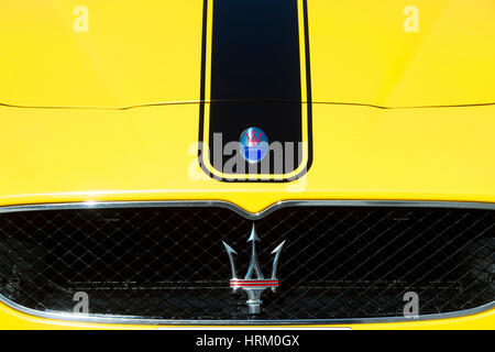 Maserati Coupe V8 Gransport erweitern Abzeichen Logo auf der Vorderseite der Auto-Zusammenfassung Stockfoto