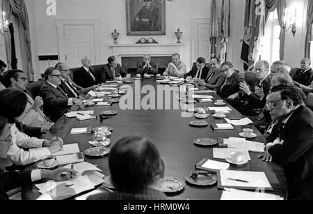 US-Präsident GERALD FORD auf der rechten Seite mit erhobener Hand mit seinem Kabinett im Juni 1975. Zu seiner rechten Henry Kissinger und Gegenteil mit Hand am Tisch Nelson Roickefeller.  Offizielle Foto David Kennedy/White House Stockfoto