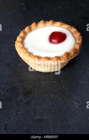 Kirsche Bakewell Tart auf dunklem Hintergrund Stockfoto