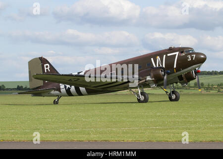 US-amerikanische Douglas DC-3 Landung am d-Day Jubiläum Airshow in Duxford in 2014. Duxford veranstaltete eine seltene Sammlung von DC-3/C-47 s für das Ereignis. Stockfoto