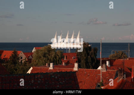 Club Med 2, Ankern eine Segelschiff mit 5 Masten aus der kleinen Stadt Svaneke auf der Ostsee Insel Bornholm, Dänemark Stockfoto