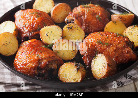 Ahorn-Hähnchenschenkel und Baby-Kartoffeln-Nahaufnahme auf einer Platte. horizontale Stockfoto