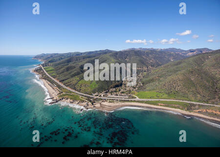 Luftaufnahme von Leo Carrillo State Park und Pacific Coast Highway in Malibu, Kalifornien. Stockfoto