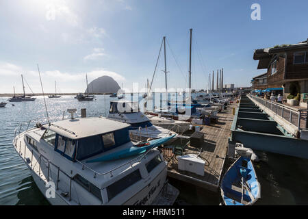 Morro Bay, Kalifornien, USA - 6. Juli 2014: Boote vertäut im malerischen Morro Bay auf zentralen Küste Kaliforniens. Stockfoto