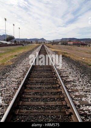 Union Pacific Eisenbahnschienen gehen durch Alpine, West Texas. Stockfoto