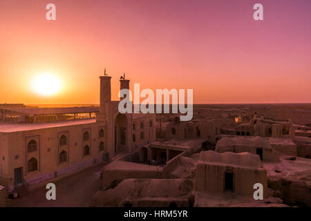 Sonnenuntergang über Ghoortan Moschee im Iran Stockfoto