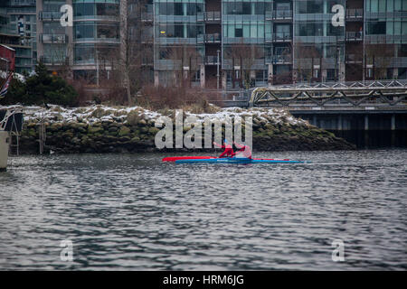 Kajakfahrer im False Creek, Vancouver, BC, Kanada Stockfoto