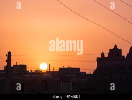 Sonnenuntergang über Ghoortan Zitadelle von Dorf in der Nähe von Varzaneh im Iran Stockfoto