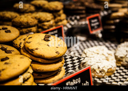 Eine Nahaufnahme von einer Auswahl von Cookies auf Granville Island Public Market, Granville Island, Vancouver Stockfoto