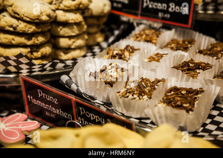 Eine Nahaufnahme von einer Auswahl an Kuchen auf Granville Island Public Market, Granville Island, Vancouver Stockfoto