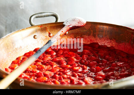 hausgemachte Erdbeermarmelade in Kupfer Pfanne Stockfoto