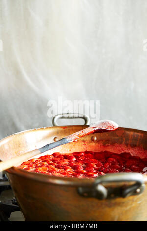 hausgemachte Erdbeermarmelade in Kupfer Pfanne Stockfoto