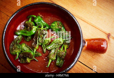 Gebratene spanische Padron Paprika, berühmt als ein bisschen wie Russisches Roulette einige sind kühl, andere sehr würzig Stockfoto