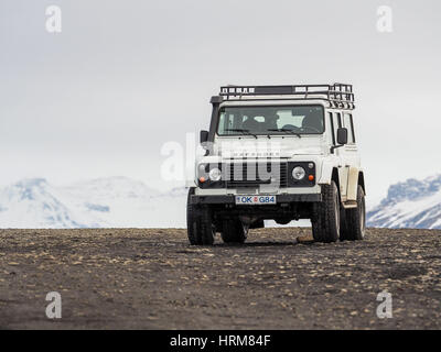 Island - Mar 2016: Land Rover Defender auf 5. März 2016 in Reykjavik, Island. Die berühmten und legendären Land Rover Defender wurde im Jahr 1983 ausgestellt. Es Goe Stockfoto