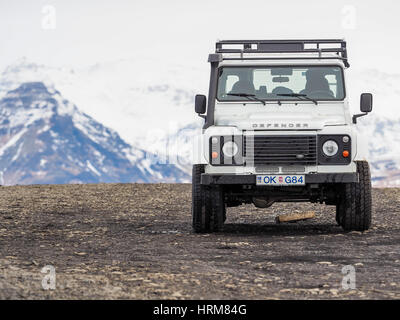 Island - Mar 2016: Land Rover Defender auf 5. März 2016 in Reykjavik, Island. Die berühmten und legendären Land Rover Defender wurde im Jahr 1983 ausgestellt. Es Goe Stockfoto