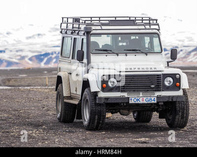 Island - Mar 2016: Land Rover Defender auf 5. März 2016 in Reykjavik, Island. Die berühmten und legendären Land Rover Defender wurde im Jahr 1983 ausgestellt. Es Goe Stockfoto