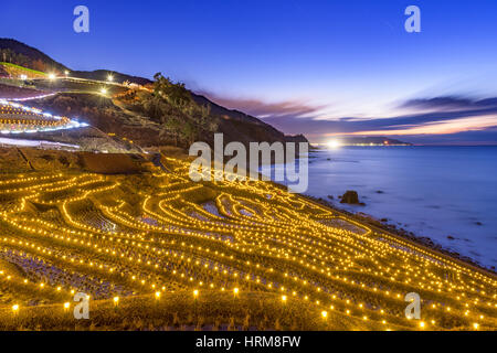 Wajima, Japan am Shiroyone Senmaida Reisterrassen während eines Winters Leuchten. Stockfoto