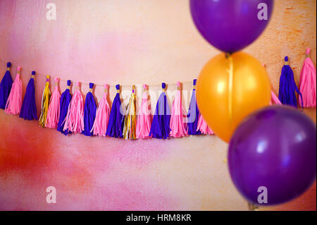 Farbige Quaste Garland. Dekoration für Geburtstag. Konzept-Karneval Stockfoto