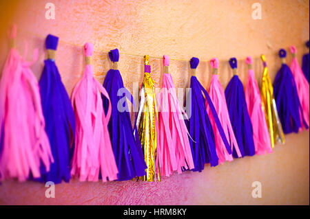 Auf einem gemalten Hintergrund mit bunten Luftballons Girlanden Stockfoto