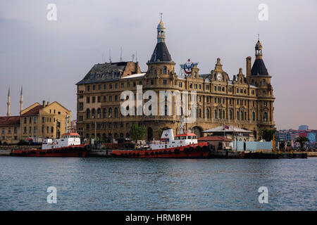 Der historische Bahnhof Haydarpasa betrachtet aus dem Wasser während der Überfahrt auf der Fähre von europäischer Seite auf die asiatische Seite von Istanbul, Türkei Stockfoto