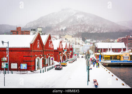 HAKODATE, JAPAN - 2. Februar 2017: Touristen genießen Sie einen verschneiten Tag im historischen Kanemori Speicherstadt. Hakodate-Hafen gehörte zu den ersten japanischen por Stockfoto