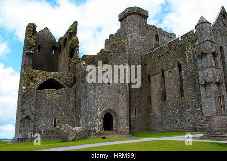 Der Rock of Cashel, auch bekannt als Cashel der Könige und St. Patricks Felsen, ist eine historische Stätte in der Nähe der Ortschaft Cashel im County Tipperary in der Stockfoto