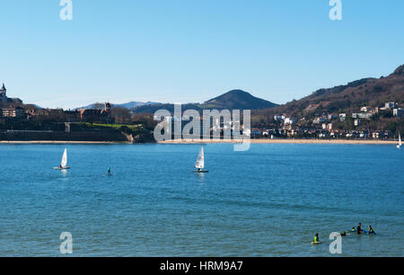 Baskenland: der berühmte Strand von La Concha gesehen vom Pier in Donostia San Sebastian, der Küstenstadt am Golf von Biskaya Stockfoto