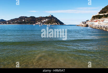Baskenland: der berühmte Strand von La Concha gesehen vom Pier in Donostia San Sebastian, der Küstenstadt am Golf von Biskaya Stockfoto