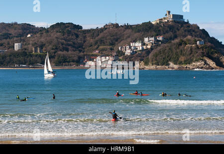Baskenland: der berühmte Strand von La Concha gesehen vom Pier in Donostia San Sebastian, der Küstenstadt am Golf von Biskaya Stockfoto