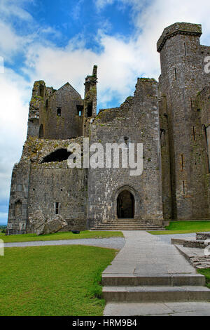 Der Rock of Cashel, auch bekannt als Cashel der Könige und St. Patricks Felsen, ist eine historische Stätte in der Nähe der Ortschaft Cashel im County Tipperary in der Stockfoto