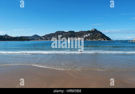 Baskenland: der berühmte Strand von La Concha gesehen vom Pier in Donostia San Sebastian, der Küstenstadt am Golf von Biskaya Stockfoto