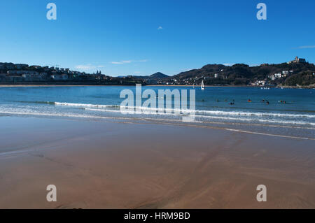 Baskenland: der berühmte Strand von La Concha gesehen vom Pier in Donostia San Sebastian, der Küstenstadt am Golf von Biskaya Stockfoto