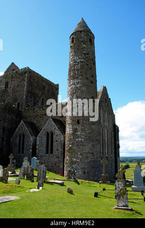 Der Rock of Cashel, auch bekannt als Cashel der Könige und St. Patricks Felsen, ist eine historische Stätte in der Nähe der Ortschaft Cashel im County Tipperary in der Stockfoto