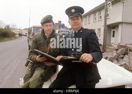 Lieutenant Noel Byrne (l), der irische Armee-Kavallerie-Schwadron und Inspektor c.s. Cavanagh, der für die Grenze Bereich Task Force ist, überprüfen Sie die Karte vor dem Wachposten South of the Border von Ulster. Stockfoto