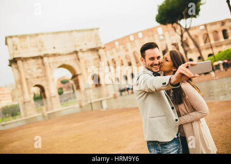 Junges Paar nehmen Selfie vor Kolosseum in Rom, Italien Stockfoto