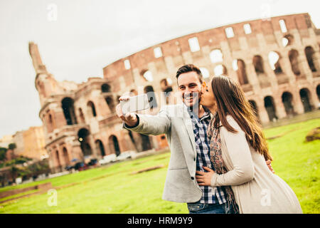 Junges Paar nehmen Selfie vor Kolosseum in Rom, Italien Stockfoto