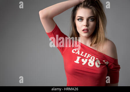 Studio-Porträt einer schönen jungen Frau Stockfoto