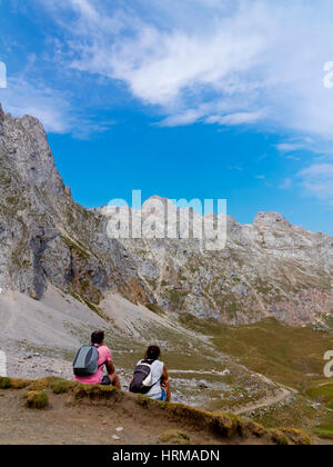 Wanderer am Fuente De in den Picos de Europa National Park in Kantabrien Nordspanien Stockfoto