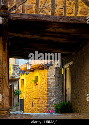 Blick durch eine Gasse in Potes Kantabrien Nordspanien Stockfoto