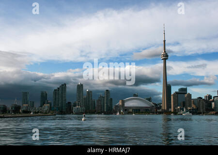 Toronto Skyline in Dämmerung, Blick von der Ontario-See Stockfoto