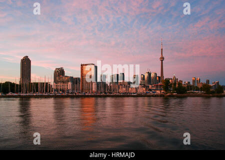 Blick auf Skyline von Toronto aus Ontario-See im Sonnenuntergang Stockfoto