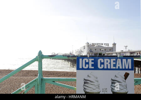 Eis-Anzeige Brighton Pier Stockfoto