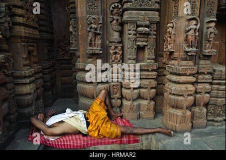 Brahmane schlafen im Mukteswar Tempel (Indien) Stockfoto